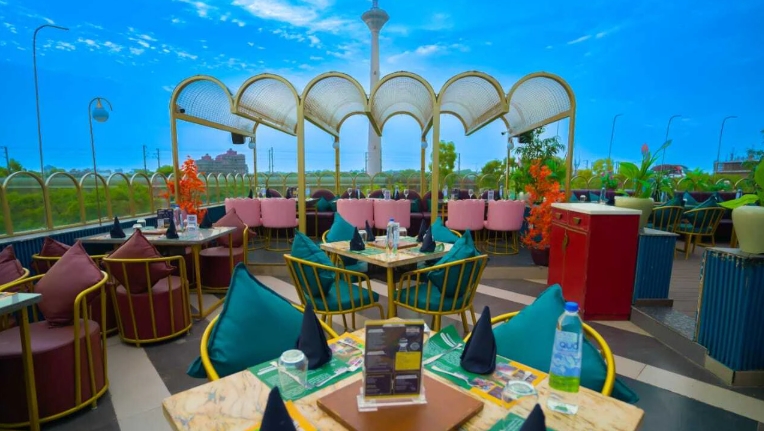 good theme restaurants near me