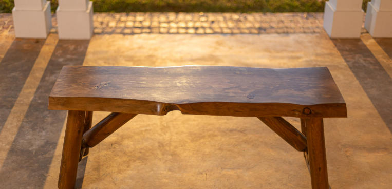 Rustic Hall Benches That Combine Beauty and Comfort