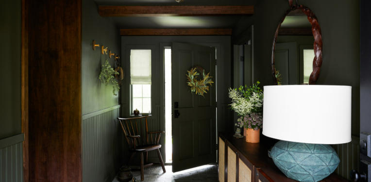 Warm Entryway Decor for Narrow Spaces