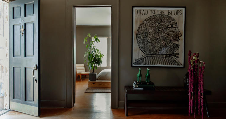 Warm Entryway Decor Using Vintage Touches