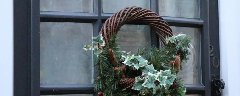 Warm Entryway Ideas with Dried Flowers