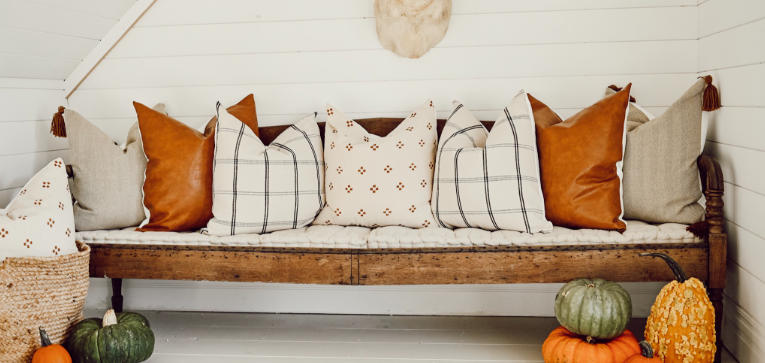 Cozy Entryway Decor with Soft Seating Options