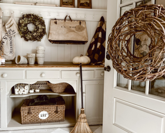 Cozy Entryway Decor with Minimal Decorations